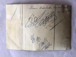 ALTAN ERBULAK'IN ORİJİNAL 2'Lİ FOTOĞRAF SETİ - ALTAN ERBULAK, EŞİ FÜSUN ERBULAK BERAAT EDİNCE O'NA SARILDIĞI ANLARDAN 2 KARE - SİYAH & BEYAZ - 18 x 12 cm EBADINDA, 26 ARALIK 1984 (RESTORASYONLU)
