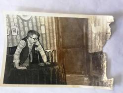 ALTAN ERBULAK'IN ORİJİNAL 2'Lİ FOTOĞRAF SETİ - ALTAN ERBULAK, EŞİ FÜSUN ERBULAK BERAAT EDİNCE O'NA SARILDIĞI ANLARDAN 2 KARE - SİYAH & BEYAZ - 18 x 12 cm EBADINDA, 26 ARALIK 1984 (RESTORASYONLU)
