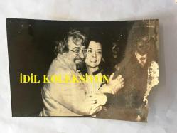 ALTAN ERBULAK'IN ORİJİNAL 2'Lİ FOTOĞRAF SETİ - ALTAN ERBULAK, EŞİ FÜSUN ERBULAK BERAAT EDİNCE O'NA SARILDIĞI ANLARDAN 2 KARE - SİYAH & BEYAZ - 18 x 12 cm EBADINDA, 26 ARALIK 1984 (RESTORASYONLU)