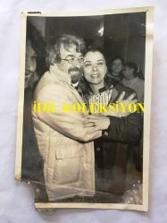 ALTAN ERBULAK'IN ORİJİNAL 2'Lİ FOTOĞRAF SETİ - ALTAN ERBULAK, EŞİ FÜSUN ERBULAK BERAAT EDİNCE O'NA SARILDIĞI ANLARDAN 2 KARE - SİYAH & BEYAZ - 18 x 12 cm EBADINDA, 26 ARALIK 1984 (RESTORASYONLU)