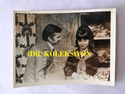 ALTAN ERBULAK'IN EŞİ FÜSUN ERBULAK'IN ORİJİNAL 3'LÜ FOTOĞRAF SETİ- METİN SEREZLİ ve FÜSUN ERBULAK TİYATRO SAHNESİNDEYKEN ÇEKİLMİŞ 3 FARKLI KARE - SİYAH & BEYAZ - 12 x 9 cm EBADINDA, 1970'LER