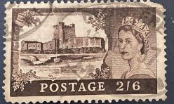 İngiltere Pulu - England Stamp - Mektup Zarfından Kesilmiş  / Postadan Geçmiş Pul Filateli - DAMGALI - RALİÇE II. ELIZABETH RESİMLİ KALE TEMALI PUL,  2/6 PARA - YABANCI PULLAR -NOSTALJİK DOĞUM GÜNÜ HEDİYESİ