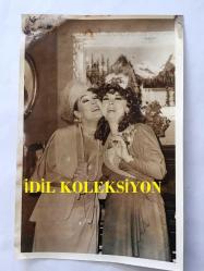 ALTAN ERBULAK'IN EŞİ FÜSUN ERBULAK'IN ORİJİNAL FOTOĞRAFI - SUNA KESKİN ve FÜSUN ERBULAK BİY YENİĞİM ADLO KOMEDİDE BİRLİKTEYKEN ÇEKİLMİŞ BİR KARE - SİYAH & BEYAZ - 18 x 12 cm EBADINDA, 1980'LER