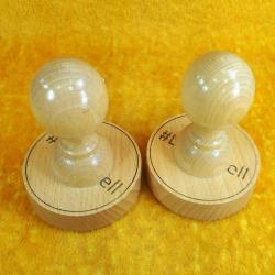 BİR ÇİFT KULLANILMAMIŞ İNGİLİZCE YAZILI AHŞAP KAŞE MÜHÜR