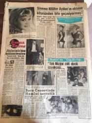 YENİ SABAH GAZETESİ 15 MART 1964 YIL :26 SAYI :8982--Rumlar Lefkoşa da yine Türklere ateş açtılar ---Yunan ordusu hala alarm durumunda --BM Kıbrıs kuvveti için 100 bin dolar verdik ---Londra ya göre federal sistem en iyi hal çaresi --İnönü hukuk dışı yolumuz yok diyor  ---Yarım milyon liralık kaçak döviz ele geçti ---Ayazpaşa da türeyen  sadist  gece kadınlara saldırıyor ---Koku ölçen alet : Siyavuşgil ---Yunan Milli Marşını İngilizce ye meşhur şair  Kipling çeviriyor ----Fenerbahçe imtihanı veremedi :1-2--K.Paşa ,A.Gücünden bir puan aldı :0-0---İst.Spor ,G.Birliği ile berabere :2-2--Vefa :1 Sarıyer :0--Fenerbahçe ,Galatasaray ile  karşılaşıyor --Altay :2 Feriköy :0---Sinema Nilüfer Aydan ın aklının köşesinde bile geçmiyormuş --Sinema Tiyatro :Jönlerimiz birer kuklaya benziyor - - Türk Müziği ciddi olarak icra edeceğiz ---Buca Cezaevinde Hamlet Seyrettik --Zeki Müren Opera da ---Basri :Biz topu yerdik de golü yemezdik diyor --Arkadaşları tarafından sevilmeyen futbolcular --