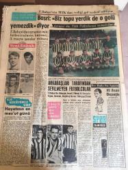YENİ SABAH GAZETESİ 15 MART 1964 YIL :26 SAYI :8982--Rumlar Lefkoşa da yine Türklere ateş açtılar ---Yunan ordusu hala alarm durumunda --BM Kıbrıs kuvveti için 100 bin dolar verdik ---Londra ya göre federal sistem en iyi hal çaresi --İnönü hukuk dışı yolumuz yok diyor  ---Yarım milyon liralık kaçak döviz ele geçti ---Ayazpaşa da türeyen  sadist  gece kadınlara saldırıyor ---Koku ölçen alet : Siyavuşgil ---Yunan Milli Marşını İngilizce ye meşhur şair  Kipling çeviriyor ----Fenerbahçe imtihanı veremedi :1-2--K.Paşa ,A.Gücünden bir puan aldı :0-0---İst.Spor ,G.Birliği ile berabere :2-2--Vefa :1 Sarıyer :0--Fenerbahçe ,Galatasaray ile  karşılaşıyor --Altay :2 Feriköy :0---Sinema Nilüfer Aydan ın aklının köşesinde bile geçmiyormuş --Sinema Tiyatro :Jönlerimiz birer kuklaya benziyor - - Türk Müziği ciddi olarak icra edeceğiz ---Buca Cezaevinde Hamlet Seyrettik --Zeki Müren Opera da ---Basri :Biz topu yerdik de golü yemezdik diyor --Arkadaşları tarafından sevilmeyen futbolcular --