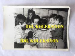 YEŞİLÇAM'IN YILDIZI FATMA GİRİK'İN ORİJİNAL FOTOĞRAFI - FATMA GİRİK ÇOCUKLARIN ARASINDA GÜLÜMSERKEN ÇEKİLMİŞ ÇOK GÜZEL BİR KARE - SİYAH & BEYAZ - 18 x 12 cm EBADINDA - 1970'LER