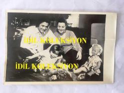 YEŞİLÇAM'IN YILDIZI FATMA GİRİK'İN ORİJİNAL FOTOĞRAFI - FATMA GİRİK ve CÜNEYT ARKIN GÖNÜLDEN YARALILAR ADLI FİLM ÇEKİMLERİNDE ÇOCUKLA OYNARKEN ÇEKİLMİŞ GÜZEL BİR KARE - SİYAH & BEYAZ - 18 x 12 cm EBADINDA - 1970'LER