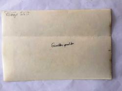 YEŞİLÇAM'IN YILDIZI FATMA GİRİK'İN ORİJİNAL FOTOĞRAFI - FATMA GİRİK ve CÜNEYT ARKIN GÖNÜLDEN YARALILAR ADLI FİLM ÇEKİMLERİNDE ÇOCUKLA OYNARKEN ÇEKİLMİŞ GÜZEL BİR KARE - SİYAH & BEYAZ - 18 x 12 cm EBADINDA - 1970'LER