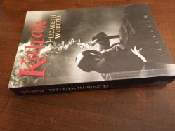 U kokraklarini stolga qoydi