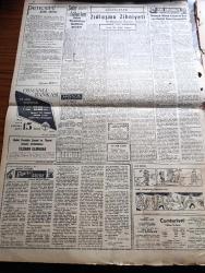 Cumhuriyet Gazetesi - 1 Ekim 1963 - Makarios Anayasa Tadilinde Türkiye'ye Müdahale Etme Hakkı Tanımıyor - Ecvet Güresin Köşe Yazısı - Keban Dünyanın En Büyük Barajın Olacak - Hü Dost Yazan Fikret Otyam Yazı Dizisi - Rusya İle Küba'nın Araları Açılıyor - Ulaştırma Bakanı İhsan Şeref Dura İstifa Etmem İçin Sebep Yok Dedi - Başbakan İsmet İnönü Dün Devlet Planlama Teşkilatının 3. Yıldönümünde Konuşma Yaptı - Müşfik Ve Yıldız Kenter Dün Bir Basın Toplantısı Yaparak Gezi İntibalarını Anlattılar - İlhan Selçuk Köşe Yazısı - Parisli Gözde Çeviren Hatice Vildan Yazı Dizisi - Şehir Tiyatroları Faaliyete Geçiyor - Şanlı Kadırgalar Yazan Feridun Fazıl Tülbentçi Yazı Dizisi - Cezayir'de Berberiler Kahrolsun Diktatör Ben Bella Diye Bağırdılar - Gestapo Şefi Heinrich Müller'in Mezarı Açıldı - New York'un Esrarı Çizgi Roman - Türk Viskisi Tek Rakısı Filiz Çayı Piyasaya Çıktı - Otomasyon Çağı Başlamak Üzere - Dün Gece Yeşilköy Hava Alanına 3 Uçak Dolusu Sporcu Geldi - Galatasaray Beşiktaş Maçı