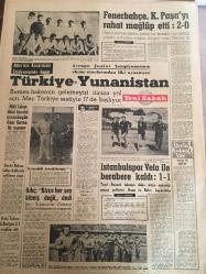 YENİ SABAH GAZETESİ 6 MART 1963 YIL :25 SAYI :8614---Vazifeli Polislerin Kıyafeti Değişiyor --Hükümet zamları zamların takip ettiğini dün kabul etti --İnönü ,Dinçer YTP nin tutumunu beğenmiyor ---Polis bekçi kaatili olarak kısa boylu  bir caniyi arıyor ---Kız kocaya kaçarken yeğenini de götürdü --Kızının nişanlısının iki adam tutup  dövdürdü ---Başvekile bir tehdit  mektubu yollamış --Kızılırmak nehri dondu ---Irak ta Mısır la birleşmek için kuvvetli bir ceryan var ---Kendisine çekilen bıçağı kaptı ve hasmını öldürdü ---De Gaulle e suikast  hazırlayanların  6 sı idama mahkum oldu ---Sinema Tiyatro --Kleopatra yı oynamak isteyen Türk yıldızı :Sevim Emre burnu için 4 bin lira harcadı ---Fransa da Amerika ya  borç verdi ---Fenerbahçe ,K.Paşa yı rahat mağlup etti :2-0 --Türkiye -Yunanistan --Milli Takım ikinci hazırlık maçını bugün genç karma ile yapıyor --İstanbul spor Vefa ile berabere kaldı :1-1--Kılıç : Bizce her şey bitmiş değil dedi ---