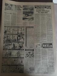 YENİ SABAH GAZETESİ 24 TEMMUZ 1962 YIL :25 SAYI :8391 --Manisa ve Ahlat da halk ile jandarmalar çarpıştı --Cihangir de halk kaatili yuhaladı ---Dışardaki doktorlar dört milyar liramızı götürdü --Şile cezaevinde arbede : 5 yaralı var ---10 yankesici kadın bir otobüs  halkını soydu --Sual soran  gazeteciden bir dilekçe istendi ---Basın Yine Kabahatli : Siyavuşgil --Dış olaylar : Cezayir ,Bin Bellacı Bir Parti Kuruldu --Rusya ,Doğu Almanya ile barış imzalamağa hazırlanıyor ---Ses ten daha hızlı yolcu uçakları --Futbol Federasyonu Bugün Toplanıyor --Özcan nihayet Beşiktaşlı oldu --Galatasaray da Dinamo hazırlığı başlıyor --Atik Kaplan ,Atlı Ogan ,Güngör ceza heyetinde ---Beşiktaş ve Yeşildirek bugün sezonu açıyorlar --Brumel yüksekte  2 m . 26 yı da aştı--Basketbol Turnuvası Yarın Gece Başlıyor ---Peru da kadınlar da Cunta ya baş kaldırdı --