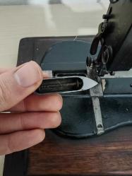 Antika Koleksiyonluk Kollu kutusunda Dikiş Makinesi