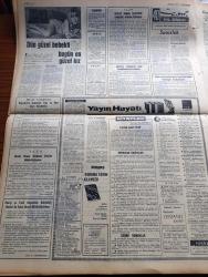 Cumhuriyet Gazetesi - 3 Ağustos 1967 - Çetin Altan'la İlgili Karar İptal Edildi - Anayasa Mahkemesi Karma Komisyon'un Kuruluşunu Anayasa Ve İçtüzüğe Aykırı Buldu - 1 Numaralı Zenci Lider Carmichael Johnson'un Katlinin İstedi - Teknik Üniversite Rektörü Bedri Karafakioğlu - CHP Genel Sekreteri Bülent Ecevit Devlet Bakanı Hüsamettin Atabeyli'ye Cevap Verdi- Pülümür Depreminin Işığa Çıkardığı Acı Gerçekler Yazan Mücahit Beşer Yazı Dizisi - Mıdır Yemen'de Barış Teklif Etti - Burhan Felek Köşe Yazısı - Bir Yudum Çay İçin Yazan Yılmaz Çetiner Yazı Dizisi - Dişi Bond Çizgi Roman - Garth Çizgi Roman - Tiffany Jones Çizgi Roman - Malkoçoğlu Konu Ve Resim Ayhan Başoğlu - Kıbrıs Çıkmazı Ve Mücahitler Yazan Sait Arif Terzioğlu Yazı Dizisi - Pirelli - Süleyman Demirel Spora Eğildi - Amerika'nın Dallas Takımı Türkiye'de Maç Yapmak İstiyor - Fenerbahçe Cuma Günü Dinamo İle Karşılaşıyor - Sivasspor Nihayet Gerçek Yerini Buldu