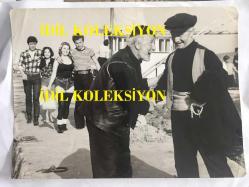YEŞİLÇAM'IN YILDIZI FATMA GİRİK'İN ORİJİNAL 2'Lİ FOTOĞRAF SETİ - FATMA GİRİK ''AĞA DÜŞEN KADIN'' FİLMİNDE KUZEY VARGIN, NUBAR TERZİYAN, YILDIRIM GENCER, ENGİN İNAL ve DEVLET DEVRİM'LEYKEN ÇEKİLMİŞ 2 GÜZEL KARE, REJİ; NAZMİ ÖZEN - SİYAH & BEYAZ - 24 x 18 cm ve 18 x 12 cm EBADINDA - 1966