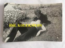 YEŞİLÇAM'IN YILDIZI FATMA GİRİK'İN ORİJİNAL 2'Lİ FOTOĞRAF SETİ - FATMA GİRİK ''AĞA DÜŞEN KADIN'' FİLMİNDE KUZEY VARGIN, NUBAR TERZİYAN, YILDIRIM GENCER, ENGİN İNAL ve DEVLET DEVRİM'LEYKEN ÇEKİLMİŞ 2 GÜZEL KARE, REJİ; NAZMİ ÖZEN - SİYAH & BEYAZ - 24 x 18 cm ve 18 x 12 cm EBADINDA - 1966