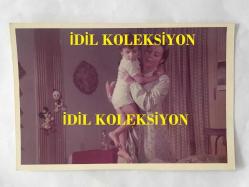YEŞİLÇAM'IN YILDIZI FATMA GİRİK'İN ORİJİNAL 2'Lİ FOTOĞRAF SETİ - FATMA GİRİK'İN YALÇIN GÜLHAN İLE BAŞROLLERİ PAYLAŞTIĞI EKMEKÇİ KADIN İSİMLİ FİLMDEN ÇEKİLMİŞ 2 KARE, FATMA GİRİK DURUŞMA SALONUNDAYKEN ve ÇOCUĞUNU KUCAĞINDA TUTARKEN  - 18 x 12 cm EBADINDA - 1970'LER