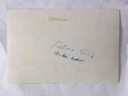YEŞİLÇAM'IN YILDIZI FATMA GİRİK'İN ORİJİNAL 2'Lİ FOTOĞRAF SETİ - FATMA GİRİK'İN YALÇIN GÜLHAN İLE BAŞROLLERİ PAYLAŞTIĞI EKMEKÇİ KADIN İSİMLİ FİLMDEN ÇEKİLMİŞ 2 KARE, FATMA GİRİK DURUŞMA SALONUNDAYKEN ve ÇOCUĞUNU KUCAĞINDA TUTARKEN  - 18 x 12 cm EBADINDA - 1970'LER