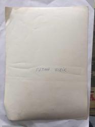 YEŞİLÇAM'IN YILDIZI FATMA GİRİK'İN ORİJİNAL BÜYÜK BOY FOTOĞRAFI - FATMA GİRİK BEYAZ GİYSİLERİ, BAŞÖRTÜSÜ ve GÖZLÜKLERİYLE OTURURKEN ÇEKİLMİŞ GÜZEL BİR FOTOĞRAF  - 24 x 18 cm EBADINDA - 1970'LER