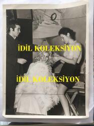 YEŞİLÇAM'IN YILDIZI FATMA GİRİK'İN YEĞENİ MEZİYET NAKKAŞ'LA BİRLİKTE ORİJİNAL BÜYÜK BOY 3'LÜ FOTOĞRAF SETİ - FATMA GİRİK ÇEKİM ÖNCESİ YEĞENİ MEZİYET NAKKAŞ'IN PERUĞUNU TAKARKEN, 3 ADET FOTOĞRAF  - 24 x 18 cm EBADINDA - 1970'LER