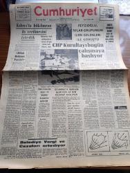 Cumhuriyet Gazetesi - 18 Ekim 1966 - Allah Belanı Versin Yazan Nadir Nadi Köşe Yazısı - Kıbrıs'ta Hükümran Üs Verilmesinin İstedik - Turhan Feyzioğlu 76'lar Grubunun İleri Gelenleri İle Görüştü - CHP Kurultayı Bugün Çalışmaya Başlıyor - İstanbul'da Ölüm Orucunda Başlayan Teknikerler Maçkadaki Tekniker Okulunun Bahçesinde - Cumhurbaşkanı Cevdet Sunay'a Deprem Bölgesinde 261 dilekçe Verildi - Suriye Uyruklu Bütün Özel Ve Tüzel Kişi Mallarına El Kondu - Amerika Cumhurbaşkanı Johnson Komünist Çin'le Uzlaşma İstedi - Yeni Bir Siyasi Parti Kuruldu Birlik Partisi - Mustafa Kemal'in Partisi Nerede Olmak Zorundadır Yazan Baha Arıkan - İlhan Selçuk Köşe Yazısı -  Sıra Mao'ya Geldi - Kaplumbağalar Yazan Fakir Baykurt Yazı Dizisi - Ankara'da Bir Rus Ajanı Yazan O. Penkovski Yazı Dizisi - James Bond Çizgi Roman - Tiffany Jones Çizgi Roman - Malkoçoğlu Konu Ve Resim Ayhan Başoğlu - Şu Bizim Rumeli Yazan Yılmaz Çetiner Yazı Dizisi - Lale Oraloğlu da Perdesini Açtı - Bir Yerli Oyun Parazit