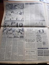 Cumhuriyet Gazetesi - 18 Ekim 1966 - Allah Belanı Versin Yazan Nadir Nadi Köşe Yazısı - Kıbrıs'ta Hükümran Üs Verilmesinin İstedik - Turhan Feyzioğlu 76'lar Grubunun İleri Gelenleri İle Görüştü - CHP Kurultayı Bugün Çalışmaya Başlıyor - İstanbul'da Ölüm Orucunda Başlayan Teknikerler Maçkadaki Tekniker Okulunun Bahçesinde - Cumhurbaşkanı Cevdet Sunay'a Deprem Bölgesinde 261 dilekçe Verildi - Suriye Uyruklu Bütün Özel Ve Tüzel Kişi Mallarına El Kondu - Amerika Cumhurbaşkanı Johnson Komünist Çin'le Uzlaşma İstedi - Yeni Bir Siyasi Parti Kuruldu Birlik Partisi - Mustafa Kemal'in Partisi Nerede Olmak Zorundadır Yazan Baha Arıkan - İlhan Selçuk Köşe Yazısı -  Sıra Mao'ya Geldi - Kaplumbağalar Yazan Fakir Baykurt Yazı Dizisi - Ankara'da Bir Rus Ajanı Yazan O. Penkovski Yazı Dizisi - James Bond Çizgi Roman - Tiffany Jones Çizgi Roman - Malkoçoğlu Konu Ve Resim Ayhan Başoğlu - Şu Bizim Rumeli Yazan Yılmaz Çetiner Yazı Dizisi - Lale Oraloğlu da Perdesini Açtı - Bir Yerli Oyun Parazit