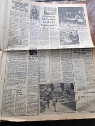 Cumhuriyet Gazetesi - 18 Ekim 1966 - Allah Belanı Versin Yazan Nadir Nadi Köşe Yazısı - Kıbrıs'ta Hükümran Üs Verilmesinin İstedik - Turhan Feyzioğlu 76'lar Grubunun İleri Gelenleri İle Görüştü - CHP Kurultayı Bugün Çalışmaya Başlıyor - İstanbul'da Ölüm Orucunda Başlayan Teknikerler Maçkadaki Tekniker Okulunun Bahçesinde - Cumhurbaşkanı Cevdet Sunay'a Deprem Bölgesinde 261 dilekçe Verildi - Suriye Uyruklu Bütün Özel Ve Tüzel Kişi Mallarına El Kondu - Amerika Cumhurbaşkanı Johnson Komünist Çin'le Uzlaşma İstedi - Yeni Bir Siyasi Parti Kuruldu Birlik Partisi - Mustafa Kemal'in Partisi Nerede Olmak Zorundadır Yazan Baha Arıkan - İlhan Selçuk Köşe Yazısı -  Sıra Mao'ya Geldi - Kaplumbağalar Yazan Fakir Baykurt Yazı Dizisi - Ankara'da Bir Rus Ajanı Yazan O. Penkovski Yazı Dizisi - James Bond Çizgi Roman - Tiffany Jones Çizgi Roman - Malkoçoğlu Konu Ve Resim Ayhan Başoğlu - Şu Bizim Rumeli Yazan Yılmaz Çetiner Yazı Dizisi - Lale Oraloğlu da Perdesini Açtı - Bir Yerli Oyun Parazit