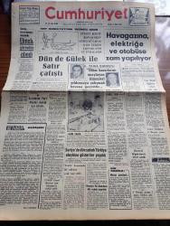 Cumhuriyet Gazetesi - 21 Ekim 1966 - Cumhurbaşkanı Cevdet Sunay Kararnameyi İmzaladı Diyanet İşleri Başkanı İbrahim Elmalı Görevden Alındı - CHP Kurultayının Üçüncü Günü - Bülent Ecevit Konuşurken Gürültü Yapan Bazı Üyeler Tartaklandı ve Yuhalandı - Dün De Kasım Gülek Ve Kemal Satır Çatıştı - Tekniker Öğrencilerin Açlık Grevi - Şinasi Osma - Suriye'de Dün Sabah Türkiye Aleyhine Gösteriler Yapıldı - Nobel Edebiyat Ödülünü 2 Musevi Yazar Samuel Joseph Agnon İle Nelly Sachs Paylaştı - Süleyman Demirel Afganistan'a Davet Edildi - Barış Gönüllüleri Tartışması Yazan Doçent Doktor Cavit Orhan Tütengil - Aracılar Saltanatı Yazan İlhan Selçuk Köşe Yazısı - Şam'a Göre İsrail'le Savaş Hiç Şüphesiz Olacaktır - Kaplumbağalar Yazan Fakir Baykurt Yazı Dizisi - Ankara'da Bir Rus Ajanı Yazan O. Penkovski Yazı Dizisi - James Bond Çizgi Roman - Malkoçoğlu Konu Ve Resim Ayhan Başoğlu - Deprem Sebebiyle Varto'ya İngiliz Yardımı 9 Milyonu Aştı - İki El Ateş Oyununun Bir Sahnesinde Zeki Alasya Fotoğraf