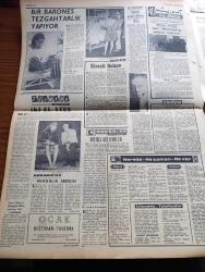 Cumhuriyet Gazetesi - 21 Ekim 1966 - Cumhurbaşkanı Cevdet Sunay Kararnameyi İmzaladı Diyanet İşleri Başkanı İbrahim Elmalı Görevden Alındı - CHP Kurultayının Üçüncü Günü - Bülent Ecevit Konuşurken Gürültü Yapan Bazı Üyeler Tartaklandı ve Yuhalandı - Dün De Kasım Gülek Ve Kemal Satır Çatıştı - Tekniker Öğrencilerin Açlık Grevi - Şinasi Osma - Suriye'de Dün Sabah Türkiye Aleyhine Gösteriler Yapıldı - Nobel Edebiyat Ödülünü 2 Musevi Yazar Samuel Joseph Agnon İle Nelly Sachs Paylaştı - Süleyman Demirel Afganistan'a Davet Edildi - Barış Gönüllüleri Tartışması Yazan Doçent Doktor Cavit Orhan Tütengil - Aracılar Saltanatı Yazan İlhan Selçuk Köşe Yazısı - Şam'a Göre İsrail'le Savaş Hiç Şüphesiz Olacaktır - Kaplumbağalar Yazan Fakir Baykurt Yazı Dizisi - Ankara'da Bir Rus Ajanı Yazan O. Penkovski Yazı Dizisi - James Bond Çizgi Roman - Malkoçoğlu Konu Ve Resim Ayhan Başoğlu - Deprem Sebebiyle Varto'ya İngiliz Yardımı 9 Milyonu Aştı - İki El Ateş Oyununun Bir Sahnesinde Zeki Alasya Fotoğraf