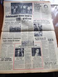Cumhuriyet Gazetesi - 21 Ekim 1966 - Cumhurbaşkanı Cevdet Sunay Kararnameyi İmzaladı Diyanet İşleri Başkanı İbrahim Elmalı Görevden Alındı - CHP Kurultayının Üçüncü Günü - Bülent Ecevit Konuşurken Gürültü Yapan Bazı Üyeler Tartaklandı ve Yuhalandı - Dün De Kasım Gülek Ve Kemal Satır Çatıştı - Tekniker Öğrencilerin Açlık Grevi - Şinasi Osma - Suriye'de Dün Sabah Türkiye Aleyhine Gösteriler Yapıldı - Nobel Edebiyat Ödülünü 2 Musevi Yazar Samuel Joseph Agnon İle Nelly Sachs Paylaştı - Süleyman Demirel Afganistan'a Davet Edildi - Barış Gönüllüleri Tartışması Yazan Doçent Doktor Cavit Orhan Tütengil - Aracılar Saltanatı Yazan İlhan Selçuk Köşe Yazısı - Şam'a Göre İsrail'le Savaş Hiç Şüphesiz Olacaktır - Kaplumbağalar Yazan Fakir Baykurt Yazı Dizisi - Ankara'da Bir Rus Ajanı Yazan O. Penkovski Yazı Dizisi - James Bond Çizgi Roman - Malkoçoğlu Konu Ve Resim Ayhan Başoğlu - Deprem Sebebiyle Varto'ya İngiliz Yardımı 9 Milyonu Aştı - İki El Ateş Oyununun Bir Sahnesinde Zeki Alasya Fotoğraf