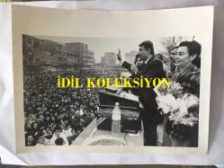 YEŞİLÇAM'IN YILDIZI FATMA GİRİK'İN ORİJİNAL BÜYÜK BOY FOTOĞRAFI - 1989 SEÇİMLERİNDE SOSYAL DEMOKRAT HALKÇI PARTİ SHP'DEN ŞİŞLİ BELEDİYE BAŞKANI SEÇİLEN FATMA GİRİK'İN BAŞKANLIK SÜRECİNDE ÇEKİLMİŞ BİR FOTOĞRAFI, DENİZ BAYKAL MİTİNGDE HALKA SESLENİRKEN FATMA GİRİK'LE BİRLİKTE  - 24 x 18 cm EBADINDA