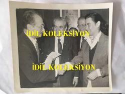 YEŞİLÇAM'IN YILDIZI FATMA GİRİK'İN ORİJİNAL BÜYÜK BOY FOTOĞRAFI - 1989 SEÇİMLERİNDE SOSYAL DEMOKRAT HALKÇI PARTİ SHP'DEN ŞİŞLİ BELEDİYE BAŞKANI SEÇİLEN FATMA GİRİK'İN BAŞKANLIK SÜRECİNDE ÇEKİLMİŞ BİR FOTOĞRAFI, FATMA GİRİK BELEDİYE BAŞKANLIĞI ADAYLIĞINI MEHMET EMİN SUNGUR'DAN DEVRALIRKEN  - 20 x 18 cm EBADINDA