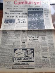 Cumhuriyet Gazetesi - 2 Aralık 1966 - Günün Notları Yazan Ecvet Güresin Köşe Yazısı - Maliye Bakanı Cihat Bilgehan 1967 Mali Yıl Bütçesi Hakkında Açıklama Yaptı - Dış Borçların Tutarı 1 Milyar 187 Milyon Dolara Yükseldi - Asrın Fotoğrafı Ayda Kopernik Krateri - TİP Genel Sekreteri Rıza Kuas Türk İş'e Cevap Verdi - Werren Tahkikatı Komisyonunun Başkan Kennedy'in Katili Olarak Nitelediği Oswald Türkiye'ye Gitmek İçin De Pasaport İstemiş - Aşırı Sağ Yazan İlhan Selçuk Köşe Yazısı - Aylak Musa Karikatür - Nimbüs Karikatür - Birleşmiş Milletler Bütün Devletlere Çağrıda Bulundu Toprak Bütünlüğü Ve Bağımsızlığa Saygı Gösterin - Mao Zedung'un Son Resimlerinden Birisi - Sınıf Arkadaşım Atatürk Yazan General Ali Fuat Cebesoy Yazı Dizisi - Dişi Bond Çizgi Roman - Garth Çizgi Roman - Tiffany Jones Çizgi Roman - Malkoçoğlu Konu Ve Resim Ayhan Başoğlu - General Motors Grubu Arabalar - 1967 Chevrolet İmpala - Chrysler Grubu Arabalar - 1967 Newport Custom - Fenerbahçe'yi 1 0 Yenen Galatasaray Şampiyon