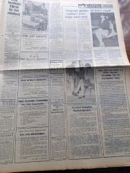 Cumhuriyet Gazetesi - 2 Aralık 1966 - Günün Notları Yazan Ecvet Güresin Köşe Yazısı - Maliye Bakanı Cihat Bilgehan 1967 Mali Yıl Bütçesi Hakkında Açıklama Yaptı - Dış Borçların Tutarı 1 Milyar 187 Milyon Dolara Yükseldi - Asrın Fotoğrafı Ayda Kopernik Krateri - TİP Genel Sekreteri Rıza Kuas Türk İş'e Cevap Verdi - Werren Tahkikatı Komisyonunun Başkan Kennedy'in Katili Olarak Nitelediği Oswald Türkiye'ye Gitmek İçin De Pasaport İstemiş - Aşırı Sağ Yazan İlhan Selçuk Köşe Yazısı - Aylak Musa Karikatür - Nimbüs Karikatür - Birleşmiş Milletler Bütün Devletlere Çağrıda Bulundu Toprak Bütünlüğü Ve Bağımsızlığa Saygı Gösterin - Mao Zedung'un Son Resimlerinden Birisi - Sınıf Arkadaşım Atatürk Yazan General Ali Fuat Cebesoy Yazı Dizisi - Dişi Bond Çizgi Roman - Garth Çizgi Roman - Tiffany Jones Çizgi Roman - Malkoçoğlu Konu Ve Resim Ayhan Başoğlu - General Motors Grubu Arabalar - 1967 Chevrolet İmpala - Chrysler Grubu Arabalar - 1967 Newport Custom - Fenerbahçe'yi 1 0 Yenen Galatasaray Şampiyon