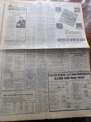 Cumhuriyet Gazetesi - 2 Aralık 1966 - Günün Notları Yazan Ecvet Güresin Köşe Yazısı - Maliye Bakanı Cihat Bilgehan 1967 Mali Yıl Bütçesi Hakkında Açıklama Yaptı - Dış Borçların Tutarı 1 Milyar 187 Milyon Dolara Yükseldi - Asrın Fotoğrafı Ayda Kopernik Krateri - TİP Genel Sekreteri Rıza Kuas Türk İş'e Cevap Verdi - Werren Tahkikatı Komisyonunun Başkan Kennedy'in Katili Olarak Nitelediği Oswald Türkiye'ye Gitmek İçin De Pasaport İstemiş - Aşırı Sağ Yazan İlhan Selçuk Köşe Yazısı - Aylak Musa Karikatür - Nimbüs Karikatür - Birleşmiş Milletler Bütün Devletlere Çağrıda Bulundu Toprak Bütünlüğü Ve Bağımsızlığa Saygı Gösterin - Mao Zedung'un Son Resimlerinden Birisi - Sınıf Arkadaşım Atatürk Yazan General Ali Fuat Cebesoy Yazı Dizisi - Dişi Bond Çizgi Roman - Garth Çizgi Roman - Tiffany Jones Çizgi Roman - Malkoçoğlu Konu Ve Resim Ayhan Başoğlu - General Motors Grubu Arabalar - 1967 Chevrolet İmpala - Chrysler Grubu Arabalar - 1967 Newport Custom - Fenerbahçe'yi 1 0 Yenen Galatasaray Şampiyon