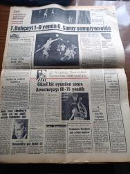 Cumhuriyet Gazetesi - 2 Aralık 1966 - Günün Notları Yazan Ecvet Güresin Köşe Yazısı - Maliye Bakanı Cihat Bilgehan 1967 Mali Yıl Bütçesi Hakkında Açıklama Yaptı - Dış Borçların Tutarı 1 Milyar 187 Milyon Dolara Yükseldi - Asrın Fotoğrafı Ayda Kopernik Krateri - TİP Genel Sekreteri Rıza Kuas Türk İş'e Cevap Verdi - Werren Tahkikatı Komisyonunun Başkan Kennedy'in Katili Olarak Nitelediği Oswald Türkiye'ye Gitmek İçin De Pasaport İstemiş - Aşırı Sağ Yazan İlhan Selçuk Köşe Yazısı - Aylak Musa Karikatür - Nimbüs Karikatür - Birleşmiş Milletler Bütün Devletlere Çağrıda Bulundu Toprak Bütünlüğü Ve Bağımsızlığa Saygı Gösterin - Mao Zedung'un Son Resimlerinden Birisi - Sınıf Arkadaşım Atatürk Yazan General Ali Fuat Cebesoy Yazı Dizisi - Dişi Bond Çizgi Roman - Garth Çizgi Roman - Tiffany Jones Çizgi Roman - Malkoçoğlu Konu Ve Resim Ayhan Başoğlu - General Motors Grubu Arabalar - 1967 Chevrolet İmpala - Chrysler Grubu Arabalar - 1967 Newport Custom - Fenerbahçe'yi 1 0 Yenen Galatasaray Şampiyon