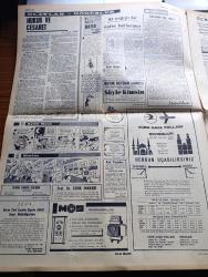 Cumhuriyet Gazetesi - 17 Eylül 1967 - Günün Notları Yazan Ecvet Güresin Köşe Yazısı - Ticaret Bakanı Ahmet Türkel'e Göre Zeytinyağı Skandalı İhracatımızı Etkilemedi - İhraç Edilen Yağlar Kontrolden Geçecek - Romanya Türkleri Süleyman Demirel'e Tezahürat Yaptılar - Vatani Görev Yazan Fikret Otyam - Bülent Ecevit İrticaın Başı Başbakan Süleyman Demirel'dir - Aylak Musa Karikatür - İlhan Selçuk Köşe Yazısı - Burhan Felek Köşe Yazısı - Mao Kendi Mezarını Hazırlıyor - Dişi Bond Çizgi Roman - Garth Çizgi Roman - Tiffany Jones Çizgi Roman - Fındık Tefecileri Yazan Yılmaz Çetiner Yazı Dizisi - Fenerbahçe Vefa'ya Takıldı 1 1 - İsmail Akçay Maratonda İkinci Oldu - Beşiktaş Viyana'ya Gitti - Milli Bisikletçimiz Rıfat Çalışkan Dün Yurda Döndü - Cinsiyet Testinde Kadınlık Ölçülerine Uymayan Bir Şampiyon Diskalifiye Edildi - Balkan Masa Tenisi Şampiyonası 1967 - Akdeniz Oyunlarında Son Madalya Durumu - Basketbolda Yunanistan'ı 87 84 Yendik