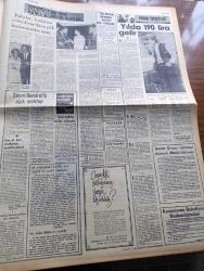 Cumhuriyet Gazetesi - 18 Eylül 1967 - Sivas Kayserispor Maçında Büyük Arbede Kırk Ölü Üçyüz Yaralı Var - Süleyman Demirel Romen Kalkınmasını Beğendi - Nazmiye Demirel'in Berberi Nuh Akgün - İsmet İnönü Sosyal Meseleleri Ortanın Solundaki Cesur CHP Halleder - Trafik Müdürü Münir Daldal Belediye İle İhtilafa Düşüldüğünü Açıkladı - Süleyman Demirel Rusya Gezisini Bir Gün Erteledi - Aylak Musa Karikatür - Romanya Ve Biz Yazan İlhan Selçuk - ABD Füze Savar Perdesi Kuruyor - Haftanın Panaroması Yazan Mehmet Barlas - Vatandaş Türkçe Konuş Yazan Burhan Felek - 6 Günlük Savaş İsrail Muhabirimiz İzak Avidor Yazıyor - Dişi Bond Çizgi Roman - Garth Çizgi Roman - Tiffany Jones Çizgi Roman - Alev Alev Çeviren Vahdet Gültekin Yazı Dizisi - Haftanın Sosyal Olayları -60 Kişilik Ünlü Kafkas Dağıstan Halk Oyunları Lezginka Balesi İstanbul'da - İstanbul Tiyatrosu Mevsimi Açtı - Toto Karaca - Galatasaray Feriköy'e 3  1 Mağlup - Beşiktaş'a Viyana'da Antreman Yapmak İçin Saha Verilmedi - Amatör Milli Takım