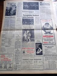 Cumhuriyet Gazetesi - 18 Eylül 1967 - Sivas Kayserispor Maçında Büyük Arbede Kırk Ölü Üçyüz Yaralı Var - Süleyman Demirel Romen Kalkınmasını Beğendi - Nazmiye Demirel'in Berberi Nuh Akgün - İsmet İnönü Sosyal Meseleleri Ortanın Solundaki Cesur CHP Halleder - Trafik Müdürü Münir Daldal Belediye İle İhtilafa Düşüldüğünü Açıkladı - Süleyman Demirel Rusya Gezisini Bir Gün Erteledi - Aylak Musa Karikatür - Romanya Ve Biz Yazan İlhan Selçuk - ABD Füze Savar Perdesi Kuruyor - Haftanın Panaroması Yazan Mehmet Barlas - Vatandaş Türkçe Konuş Yazan Burhan Felek - 6 Günlük Savaş İsrail Muhabirimiz İzak Avidor Yazıyor - Dişi Bond Çizgi Roman - Garth Çizgi Roman - Tiffany Jones Çizgi Roman - Alev Alev Çeviren Vahdet Gültekin Yazı Dizisi - Haftanın Sosyal Olayları -60 Kişilik Ünlü Kafkas Dağıstan Halk Oyunları Lezginka Balesi İstanbul'da - İstanbul Tiyatrosu Mevsimi Açtı - Toto Karaca - Galatasaray Feriköy'e 3  1 Mağlup - Beşiktaş'a Viyana'da Antreman Yapmak İçin Saha Verilmedi - Amatör Milli Takım