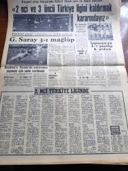 Cumhuriyet Gazetesi - 18 Eylül 1967 - Sivas Kayserispor Maçında Büyük Arbede Kırk Ölü Üçyüz Yaralı Var - Süleyman Demirel Romen Kalkınmasını Beğendi - Nazmiye Demirel'in Berberi Nuh Akgün - İsmet İnönü Sosyal Meseleleri Ortanın Solundaki Cesur CHP Halleder - Trafik Müdürü Münir Daldal Belediye İle İhtilafa Düşüldüğünü Açıkladı - Süleyman Demirel Rusya Gezisini Bir Gün Erteledi - Aylak Musa Karikatür - Romanya Ve Biz Yazan İlhan Selçuk - ABD Füze Savar Perdesi Kuruyor - Haftanın Panaroması Yazan Mehmet Barlas - Vatandaş Türkçe Konuş Yazan Burhan Felek - 6 Günlük Savaş İsrail Muhabirimiz İzak Avidor Yazıyor - Dişi Bond Çizgi Roman - Garth Çizgi Roman - Tiffany Jones Çizgi Roman - Alev Alev Çeviren Vahdet Gültekin Yazı Dizisi - Haftanın Sosyal Olayları -60 Kişilik Ünlü Kafkas Dağıstan Halk Oyunları Lezginka Balesi İstanbul'da - İstanbul Tiyatrosu Mevsimi Açtı - Toto Karaca - Galatasaray Feriköy'e 3  1 Mağlup - Beşiktaş'a Viyana'da Antreman Yapmak İçin Saha Verilmedi - Amatör Milli Takım