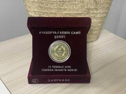 2020 - Ayasofya-i Kebir Camii Şerifi Gümüş üzeri Altın Hatıra Parası - Çil - Darphane orjinal kutusunda (Kutu alt üst kapaklarda kayma oluyor)