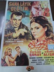 Tıpkı Basım -  Arkalı Önlü - Sana Layık Değilim - Katip - Film - Afişi - No: 1 - Movie Poster - Türkan Şoray-  Sadri Alışık- Önder Somer- Gülbin Eray - Nubar Terziyan - Cahit Irgat- Mümtaz Ener - Hüseyin Peyda- Feridun Çölgeçen-  Osman F.Seden- Necati İlktaç- Zeki Müren- Sezer Güvenirgil- Gülistan Güzey- Bedia Muvahhit - Şaziye Moral- Cenk Er - Vahi Öz - Mualla Sürer - Suna Pekuysal- Suzan Avcı- Nubar Terziyan- Müfit Kiper- Saadettin Erbil- Hayri Esen- Necdet Yakın - 49 x 32 cm EBADINDA