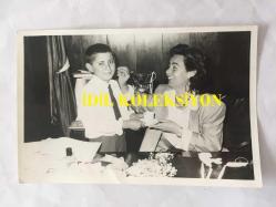 YEŞİLÇAM'IN YILDIZI FATMA GİRİK'İN ORİJİNAL FOTOĞRAFI - 1989 SEÇİMLERİNDE SOSYAL DEMOKRAT HALKÇI PARTİ SHP'DEN ŞİŞLİ BELEDİYE BAŞKANI SEÇİLEN FATMA GİRİK'İN BAŞKANLIK SÜRECİNDE ÇEKİLMİŞ BİR FOTOĞRAFI - FATMA GİRİK MAKANINDA OTURURKEN KENDİSİNE ÇAY GETİREN ORTAOKULLU ERKEK ÇOCUK ÖĞRENCİSİ İLE - SİYAH & BEYAZ - 18 x 12 cm EBADINDA