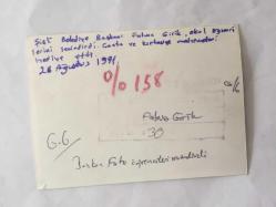 YEŞİLÇAM'IN YILDIZI FATMA GİRİK'İN ORİJİNAL FOTOĞRAFI - 1989 SEÇİMLERİNDE SOSYAL DEMOKRAT HALKÇI PARTİ SHP'DEN ŞİŞLİ BELEDİYE BAŞKANI SEÇİLEN FATMA GİRİK'İN BAŞKANLIK SÜRECİNDE ÇEKİLMİŞ BİR FOTOĞRAFI - FATMA GİRİK OKULDAKİ ÖĞRENCİLERE ÇANTA ve KIRTASİYE MALZEMELERİ DAĞITIRKEN ÇEKİLMİŞ BİR KARE, 26 AĞUSTOS 1991 - SİYAH & BEYAZ - 12,5 x 8,5 cm EBADINDA