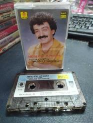 MÜSLÜM GÜRSES - BENİM KADERİM - ARKADAŞ KURBANIYIM - KASET [1990 Uğur Plak - kağıt baskı - sarı bandrol - etiket üzerindeki yazı silinmeye çalışılmış]