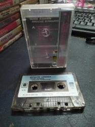 MÜSLÜM GÜRSES - BENİM KADERİM - ARKADAŞ KURBANIYIM - KASET [1990 Uğur Plak - kağıt baskı - sarı bandrol - etiket üzerindeki yazı silinmeye çalışılmış]