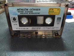 MÜSLÜM GÜRSES - BENİM KADERİM - ARKADAŞ KURBANIYIM - KASET [1990 Uğur Plak - kağıt baskı - sarı bandrol - etiket üzerindeki yazı silinmeye çalışılmış]