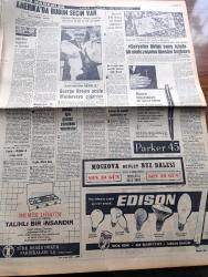 Cumhuriyet Gazetesi - 8 Kasım 1966 - Adalet Partisi Nereden Yazan Nadir Nadi Köşe Yazısı - Konsorsiyumdan 268 Milyon Dolar İstedik - Hukuk Fakültesinde Boykot Başladı - 11 Bin Öğrenci Derslere Girmedi - Türk Tarih Kurumunun Kararı Bursa Nutkunu 1933'de Atatürk Söylemiştir - İsmet İnönü Hilafeti Getirseler Gülünç Bir Şey Olur Dedi - Burjuva Ötesinde Sola Açılış Yazan Profesör Bahri Savcı - Aylak Musa Karikatür - Nimbüs Karikatür - İlhan Selçuk Köşe Yazısı -  Bolşevik İhtilalinin 49. Yıldönümü - Çin 5 Yılda Uzun Menzilli Füzelere Sahip Olacak - Dişi Bond Çizgi Roman - Garth Çizgi Roman - Malkoçoğlu Konu Ve Resim Ayhan Başoğlu - Sınıf Arkadaşım Atatürk Yazan General Ali Fuat Cebesoy - Yılmaz Çetiner Şu Bizim Rumeli Yazı Dizisi - Oraloğlu Tiyatrosu Eğitici Bir Romanı Sunacak - Olağanüstü Kongre Yapılmıyor Beşiktaşlılar Uzlaşıyorlar - Fenerbahçe'de Gece Sokağa Çıkma Yasağı Kondu - Şükrü Birant Ay-yıldızlı Formayla -  Spor Toto'da 20 Tahmin