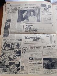 Cumhuriyet Gazetesi - 14 Şubat 1965 - Asıl Dava Yazan Nadir Nadi Köşe Yazısı - Bütçe 197'ye 225 Oyla Reddedildi - İsmet İnönü İstifa Etti - Cemal Gürsel Yeni Başbakanı Tayin İçin Yarın Sabahtan İtibaren Temaslara Başlayacak - İsmet İnönü Ve Ekrem Alican İkinci Koalisyonu Tartıştılar - Yeni Bir Dönem Yazan Ecvet Güresin Köşe Yazısı - Adalet Partisi Genel Başkanı Süleyman Demirel Söylenecek Bir Şey Yok Dedi - İlhan Selçuk Köşe Yazısı - Bozkırdaki Çekirdek Yazan Kemal Tahir Yazı Dizisi - Rusya Vietnam'da Amerika İle Savaş İhtimalinden Endişe Ediyor - Elizabeth Taylor Zayıflamanın Sırrını Buldu - Malkoçoğlu Konu Ve Resim Ayhan Başoğlu - Marilyn Monroe Ernest Hemingway Robert Young Birbirlerine Hiç Benzemeyen İnsanlardı Fakat Hepsinin Sonu Aynı Oldu - Gina Lolllobrigida Yeni Filmi İçin Sarışın Oldu - James Bond Çizgi Roman - Nimbüs Karikatür - Beşiktaş Kader Maçını Galatasarayla Oynuyor - Galatasaray Kongresini Suphi Batur Kazandı - Fenerbahçe Çamur Ve Feriköy'ü Yendi - Spor Bilmeceleri